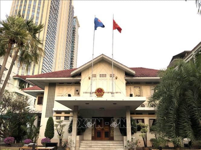 Vietnamese Embassy supports five Vietnamese fishermen from sunken ship off Thai coast
